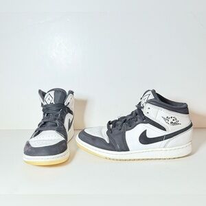 Jordan Black and White Size 4Y